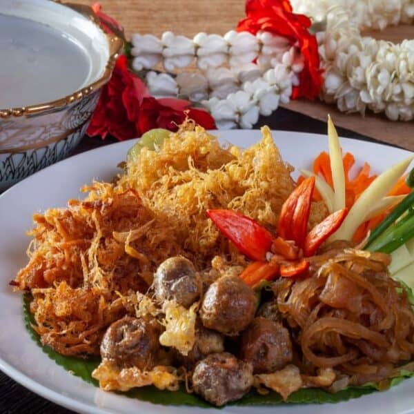ข้าวแช่ คือ อะไร ? แนะนำเมนูคลายร้อนที่เต็มไปด้วยเสน่ห์ชาววัง และความสวยที่ไม่ควรพลาดในฤดูกาลนี้ !