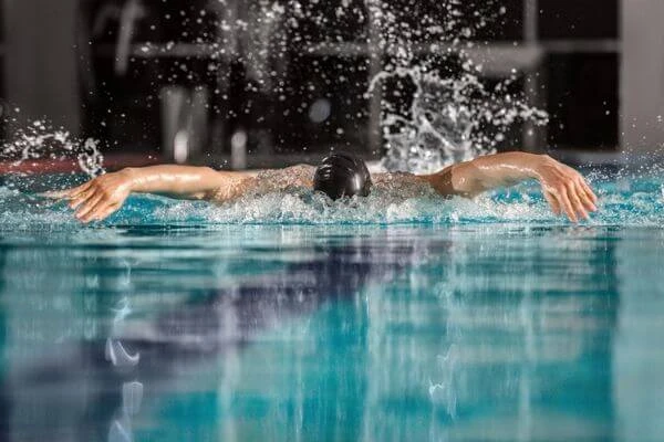 ว่ายน้ำ ประโยชน์ 10 อย่าง ที่มีดีกว่าการช่วยคลายร้อน และสนุก