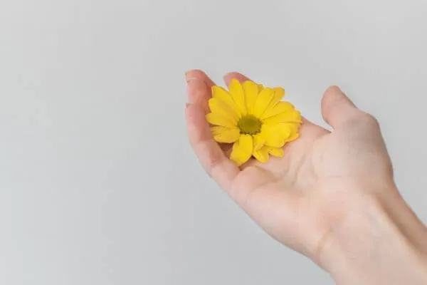 มือเหลือง เกิดจากอะไร, มือเหลือง