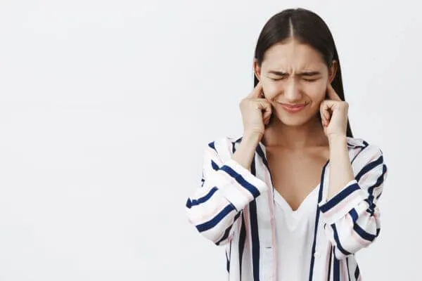 หินปูนในหูเคลื่อนหายเองได้ไหม, หินปูนในหูหลุดเกิดจากอะไร